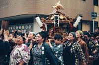 お神輿をかつぐ女神たち