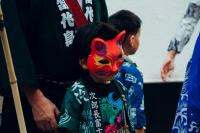 少しつかれたお面の少年