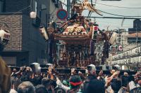 人々が運ぶお神輿と想い